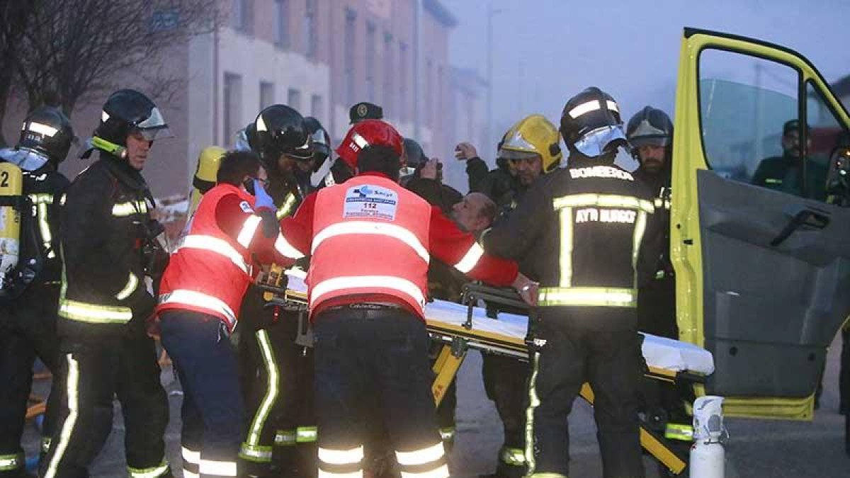 Los facultativos sanitarios atienden a F.M.B. justo después de que los bomberos le sacasen, consciente, de su casa.-RAÚL G. OCHOA