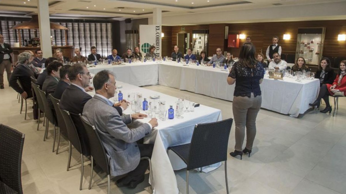 Los invitados a esta especial cata siguen las explicaciones de la técnico que dirigía la misma para degustar cada uno de los tipos de cervezas que se presentaron.-SANTI OTERO