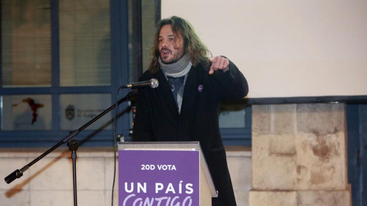 Miguel Vila, en un acto de campaña, frente al Teatro Principal de Burgos.-RAÚL G. OCHOA