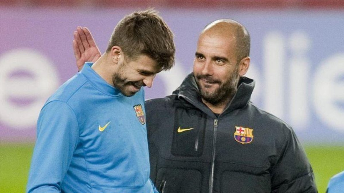 Pep Guardiola le da una colleja amistosa a Gerard Piqué en el 2011.-JORDI COTRINA