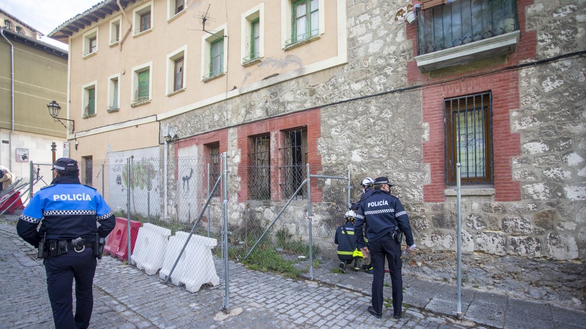 Policía Local, Bomberos y técnicos en control de plagas han accedido al inmueble de la calle Cabestreros, número 14. SANTI OTERO