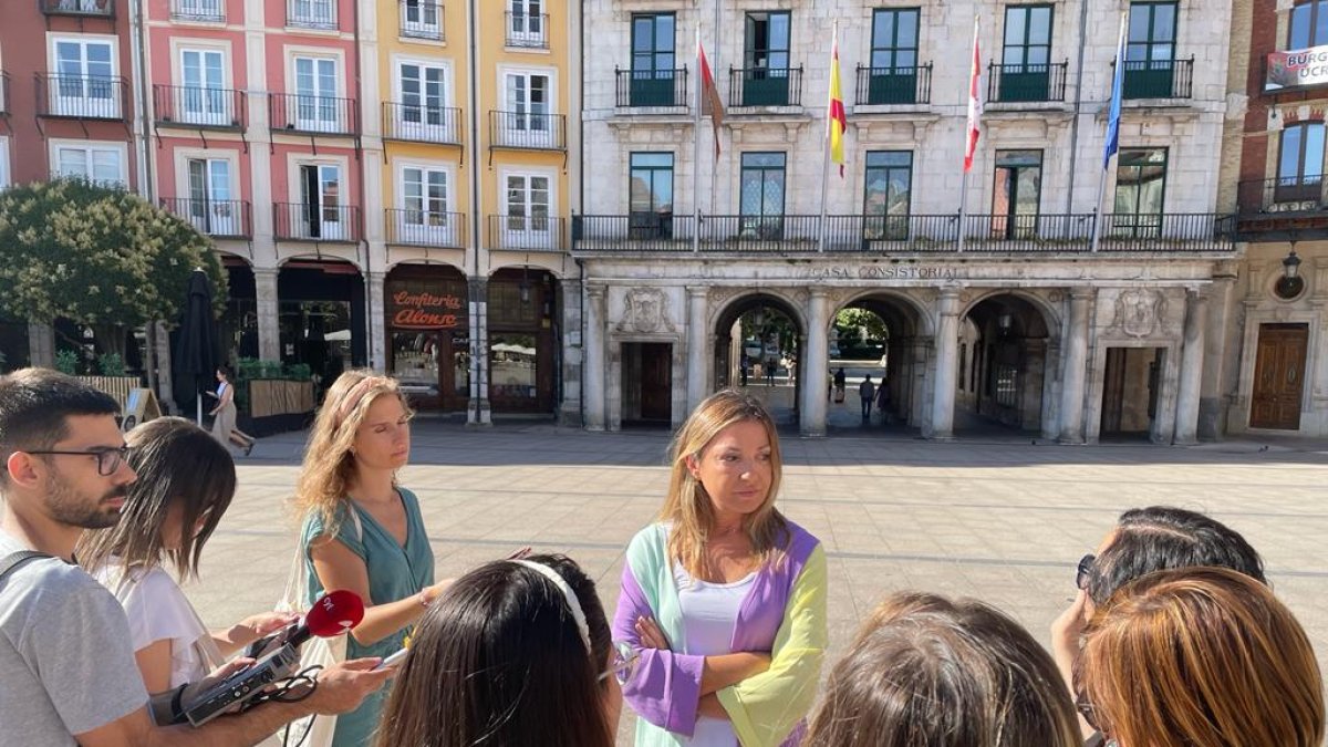 Carolina Blasco, portavoz del PP, en la plaza Mayor con los medios de comunicación.