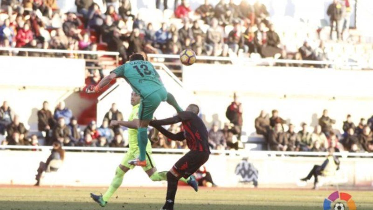 Imagen de la brutal entrada a Querol.-Liga 123