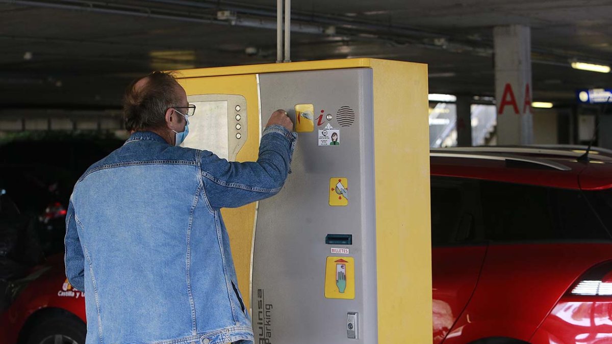 Para pagar el parking del HUBU se siguen usando monedas y no hay guantes a mano para los usuarios. RAÚL OCHOA