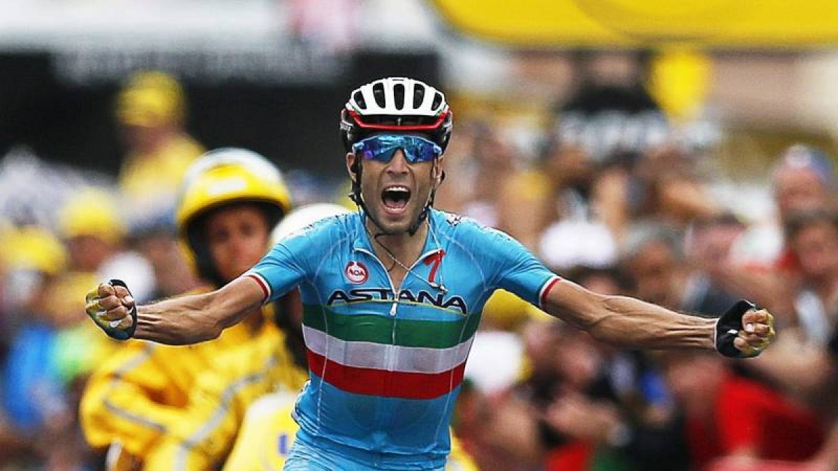 El ciclista italiano Vincenzo Nibali del Astana se impone en la 19ª etapa del Tour de Francia que se disputa hoy, 24 de julio de 2015 entre las localidades de Saint-Jean-de-Maurienne y La Toussuire-Les Sybelles.-Foto: EFE