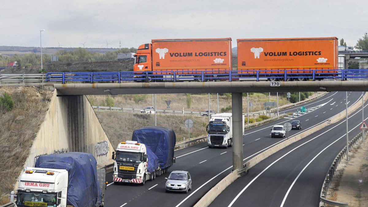 El transporte de mercancías por carretera supone cerca del 95% de la movilidad interior de mercancías. En Burgos y Castilla y León es un sector clave en la economía. / I. L. M.
