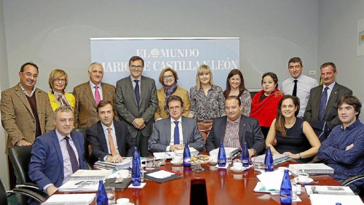 Reunión, ayer, del jurado de la III edición de los premios La Posada de ELMUNDODECASTILLAYLEÓN. Sentados, de i. a d.:Luis Chico, Javier Ramírez,José Luis Ulibarri,José Gómez, Adriana Ulibarri y Óscar García. De pie:Fernando Lázaro, Mercedes Pedr-J.M. Lostau