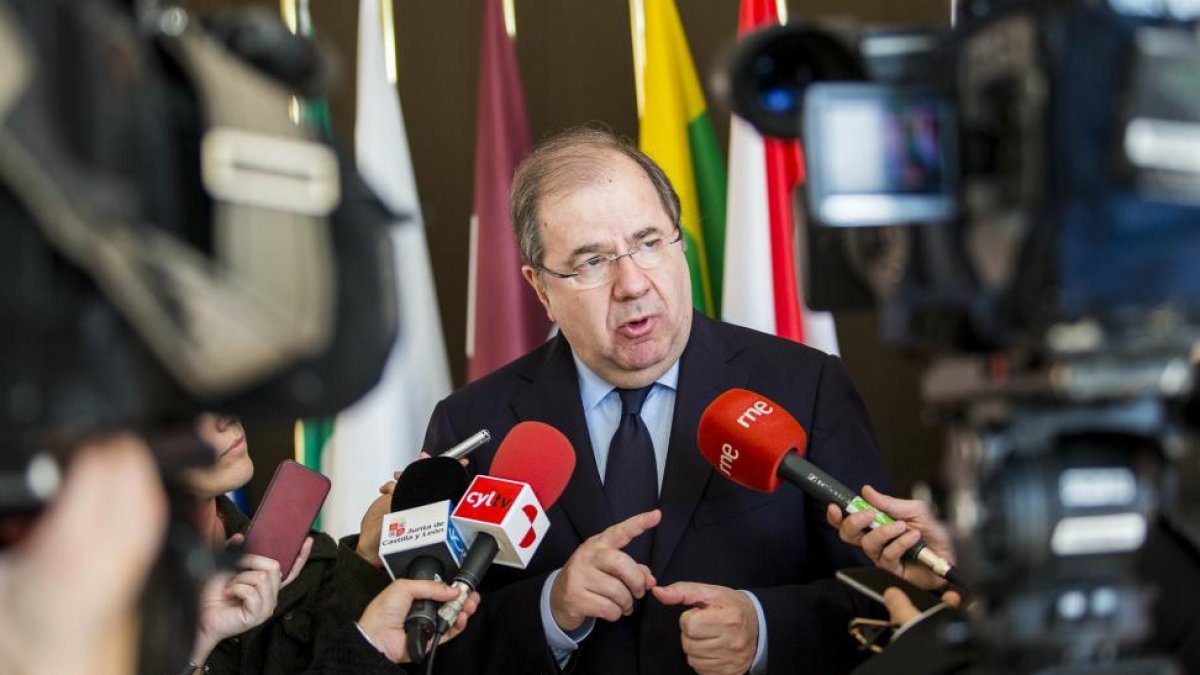 El presidente de la Junta de Castilla y León, Juan Vicente Herrera, expone el proyecto de dictamen 'La respuesta de la UE al reto demográfico' en el Comité de las Regiones.-ICAL