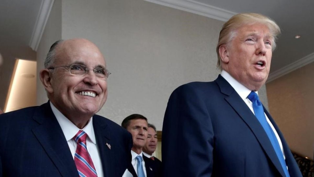 Rudolph Giuliani con Donald Trump.-REUTERS