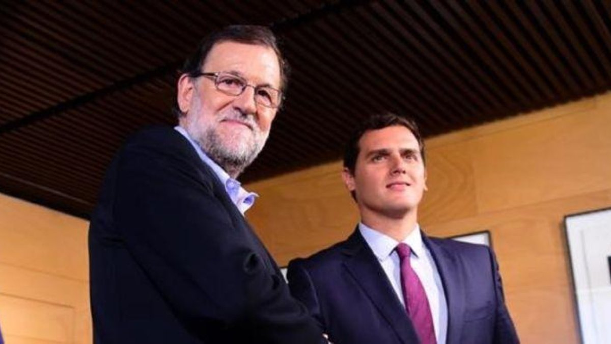 Mariano Rajoy y Albert Rivera posan tras un encuentro en el Congreso, en Madrid.-PIERRE-PHILIPPE MARCOU