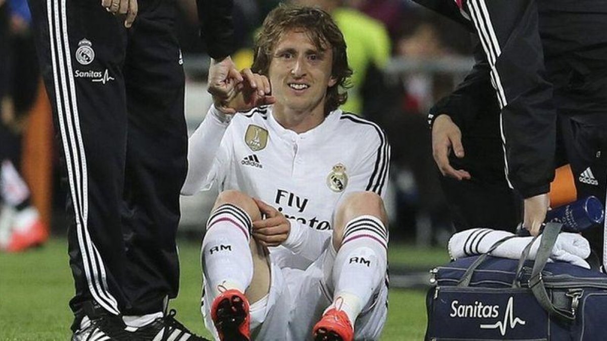Modric se lamenta de una lesión.-EFE / BALLESTEROS