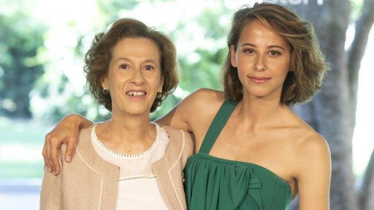 La escritora Julia Navarro y la actriz Irene Escolar, en la presentación de la adaptación de la novela Dime quién soy, de Movistar+.-MOVISTAR+