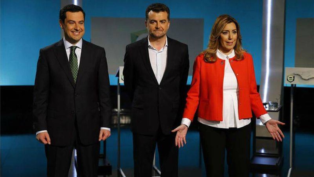 Juan Manuel Moreno (PP), Antonio Maíllo (IU) y Susana Díaz (PSOE), antes de iniciar el debate en RTVE, anoche.-Foto: REUTERS / MARCELO DEL POZO