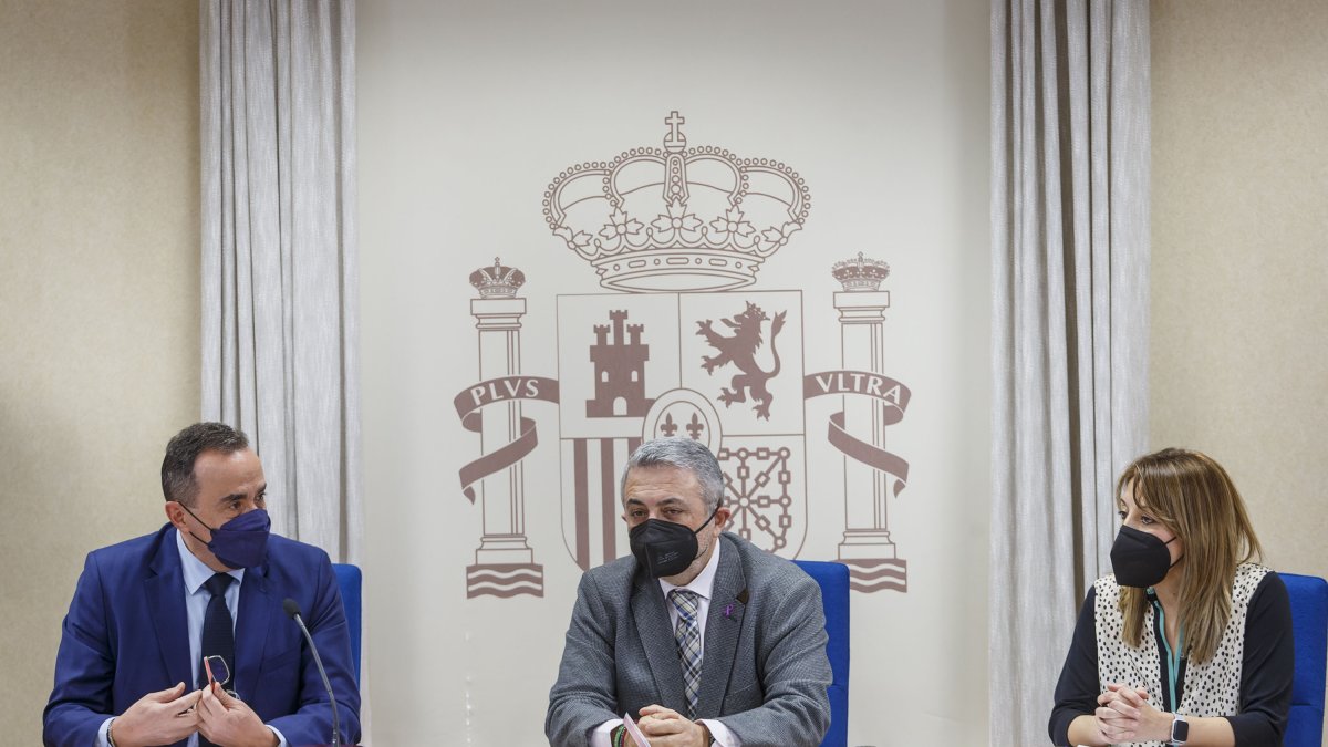 Miguel Ángel Vicente, Pedro de la Fuente y Elena Ramos durante la presentación de 'Reflexiones sobre la Igualdad'. SANTI OTERO
