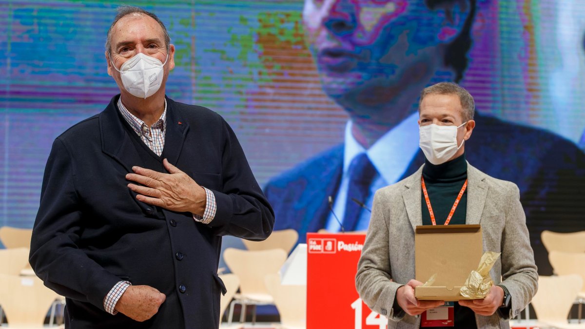 Juan José Laborda, homenajeado por sus compañeros del PSOE, junto a Ander Gil.