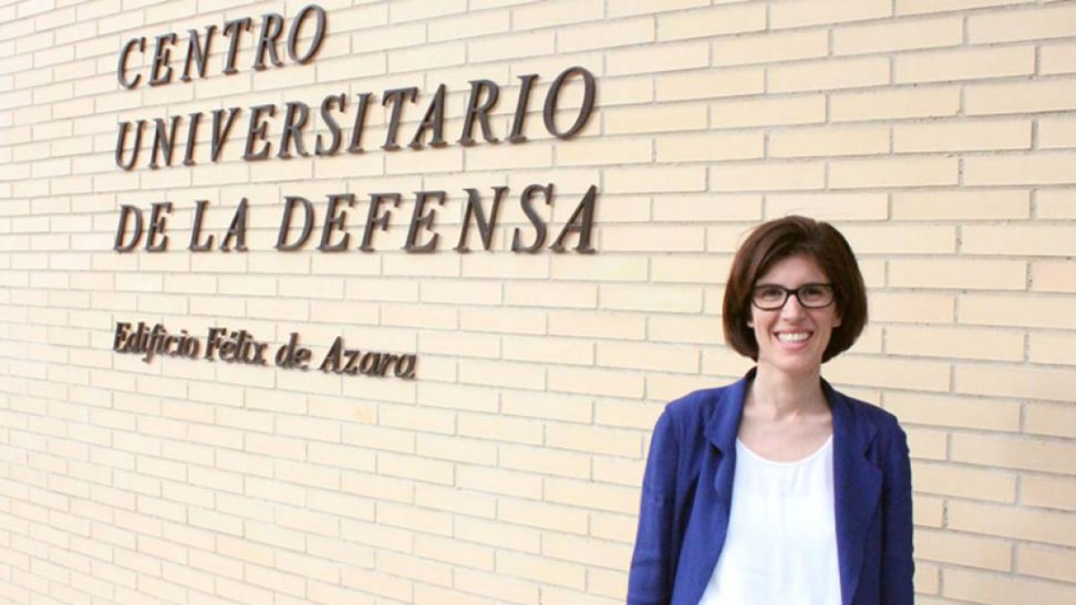 Julia Herrero Albillos delante del Centro Universitario de Defensa-JORGE SIERRA
