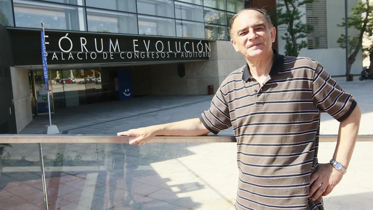 El compositor posa frente al Fórum Evolución en una imagen del verano pasado.-RAÚL G. OCHOA