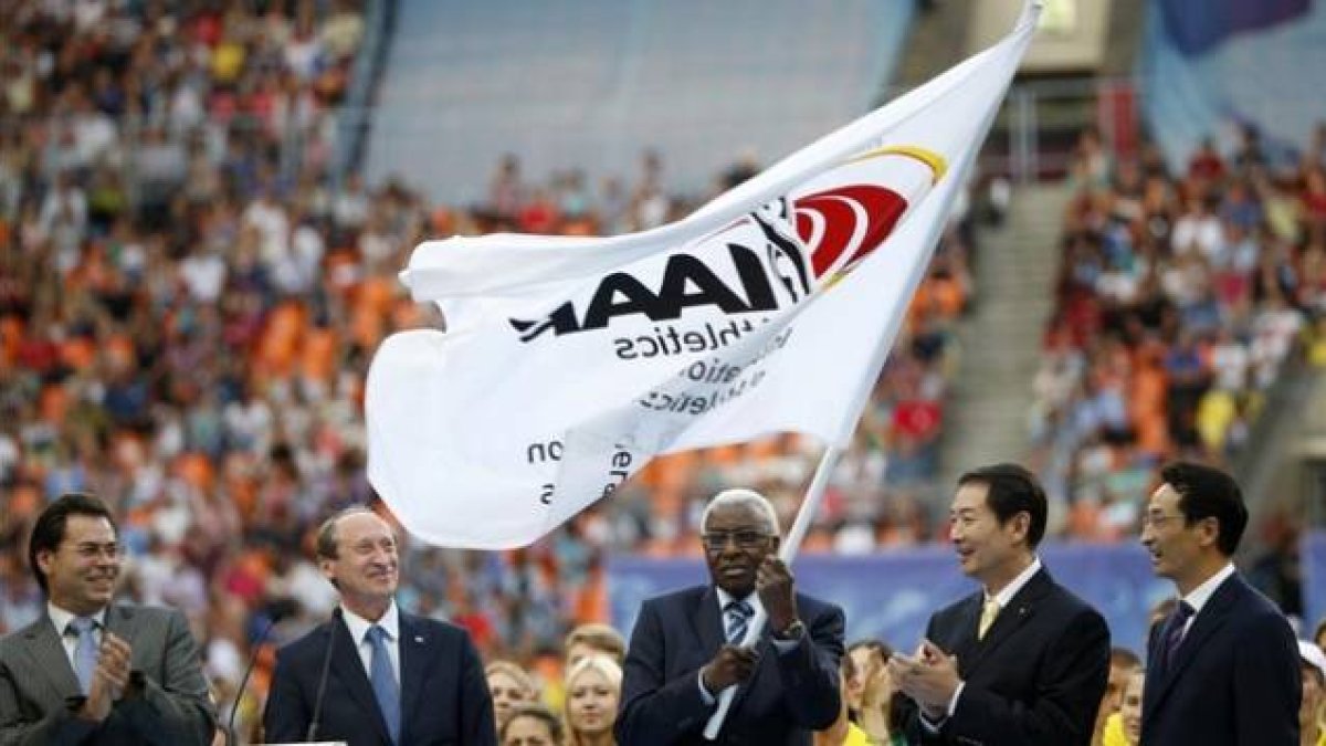 El relevo de la bandera, en el Mundial de Moscú; de la capital rusa a Pekín 2015.-Foto: AP / ALEXANDER ZEMLIANICHENKO