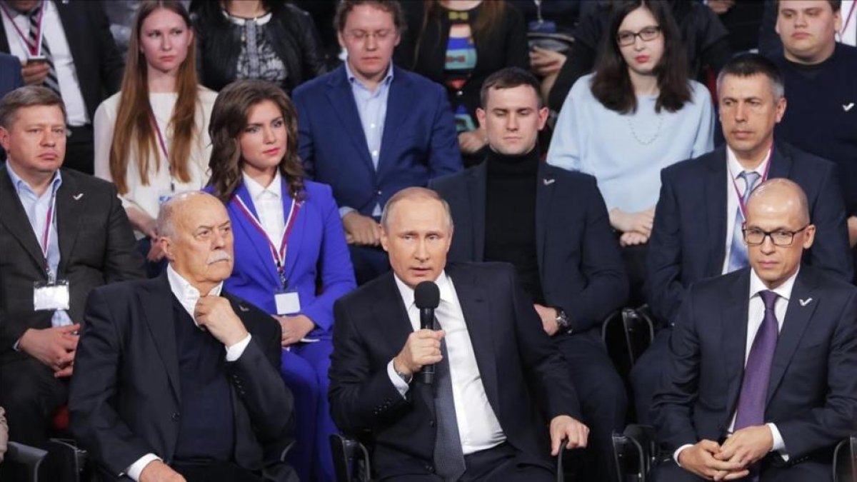 Putin (centro) habla en un foro de medios de comunicación del Frente Popular Panruso, en San Petersburgo, este jueves.-AP / DMITRI LOVETSKY