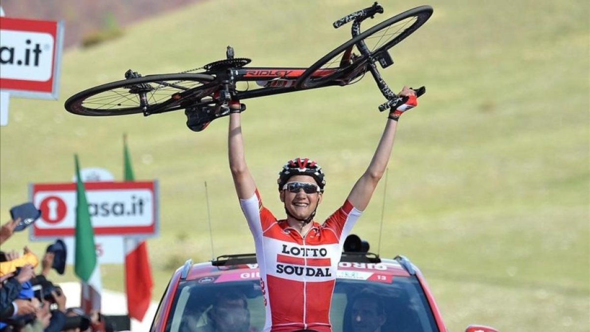 Tim Wellens levanta la bici tras ganar la sexta etapa del Giro.-EFE / LUCA ZENNARO
