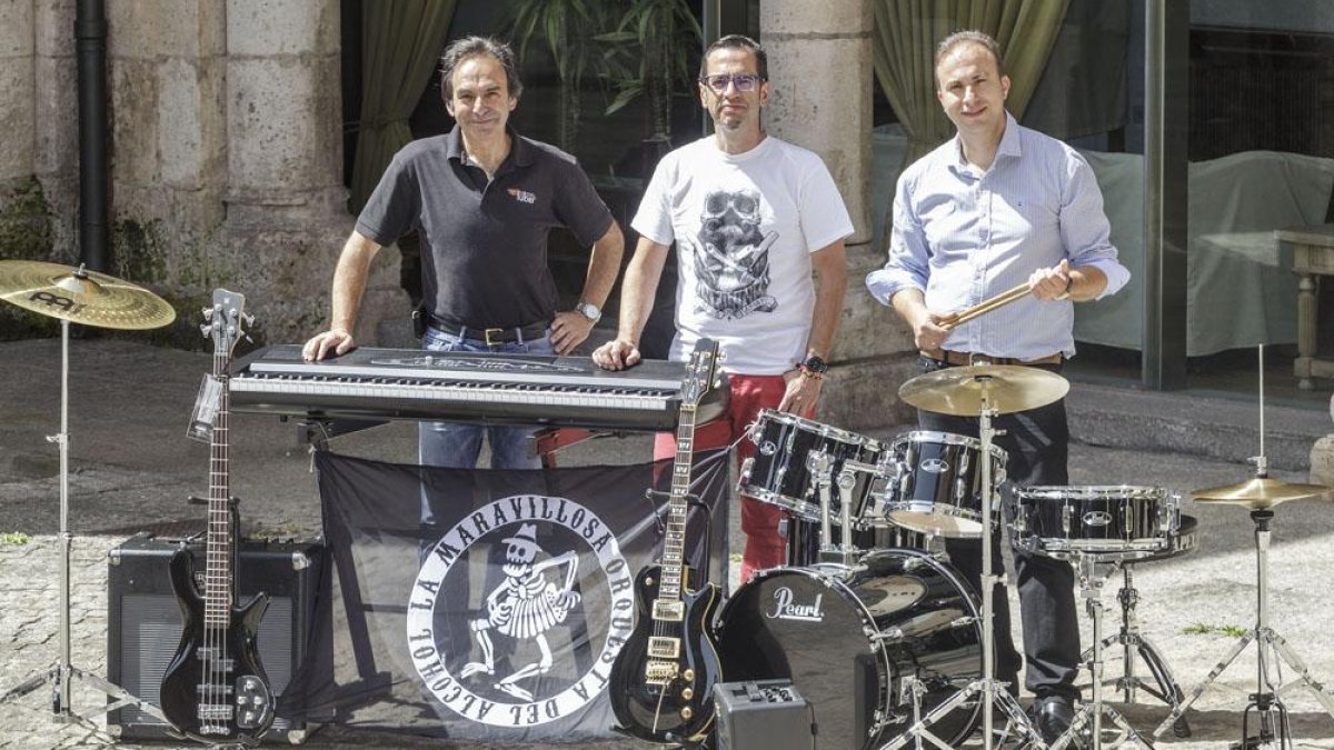 Lucio Ubierna, Joaquín García y Pablo Abad, de i. a d., con los instrumentos comprados, junto a la sede de la Escuela Municipal de Música.-Santi Otero