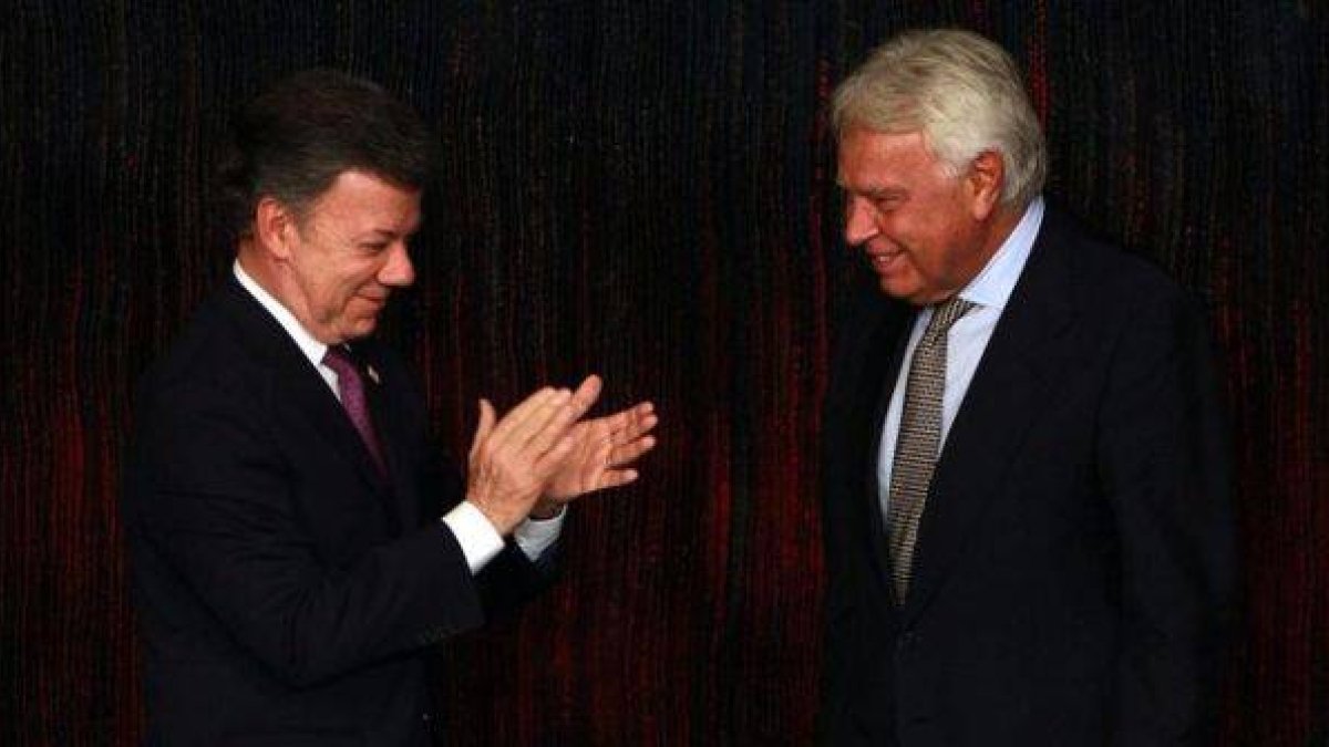 El presidente colombiano, Juan Manuel Santos, y el expresidente del Gobierno español Felipe González, este miércoles 3 de diciembre, en Bogotá.-Foto: EFE / MAURICIO DUEÑAS