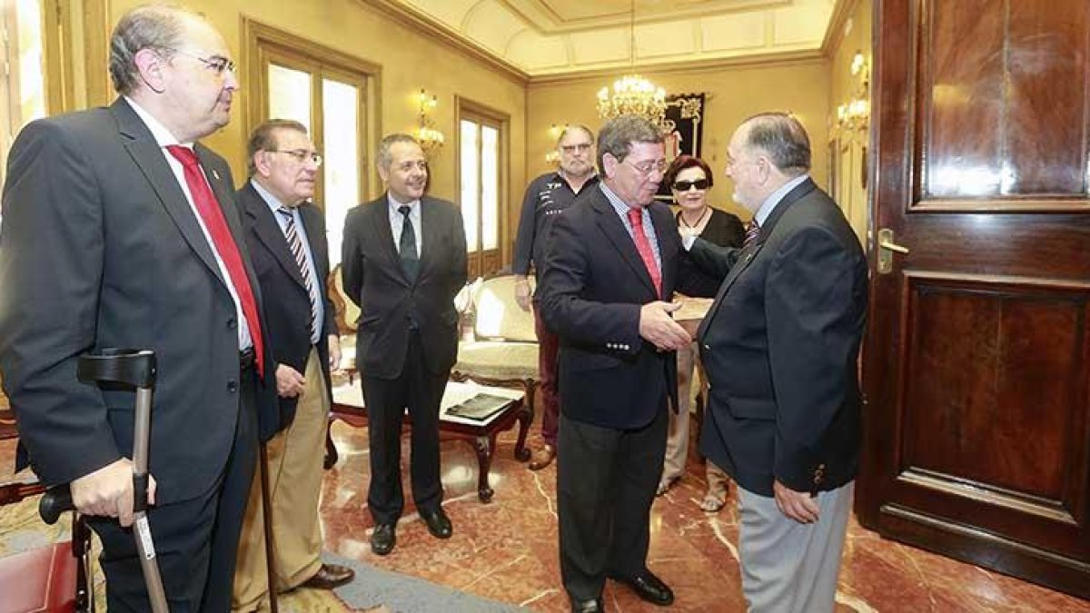 Los cronistas charlan con César Rico, quien agradeció que hayan elegido Burgos para su nueva cita nacional.-R. O.