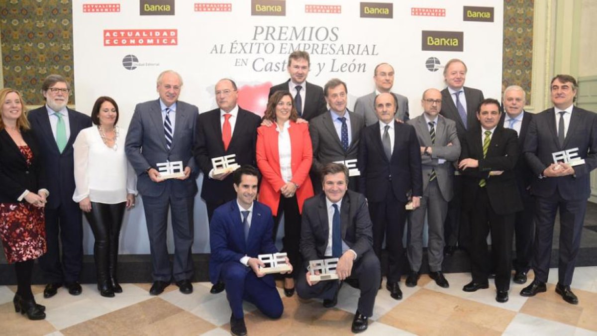 Foto de familia de los premiados y autoridades en la entrega de los premios de excelencia empresarial de Actualidad Económica ayer en el Teatro Principal.-R. ORDÓÑEZ