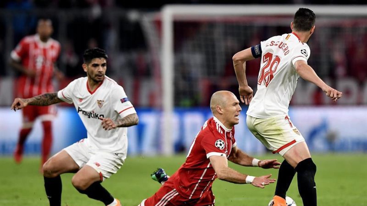 Robben cae ante Banega y Escudero-CRISTIAN BRUNA (EFE)