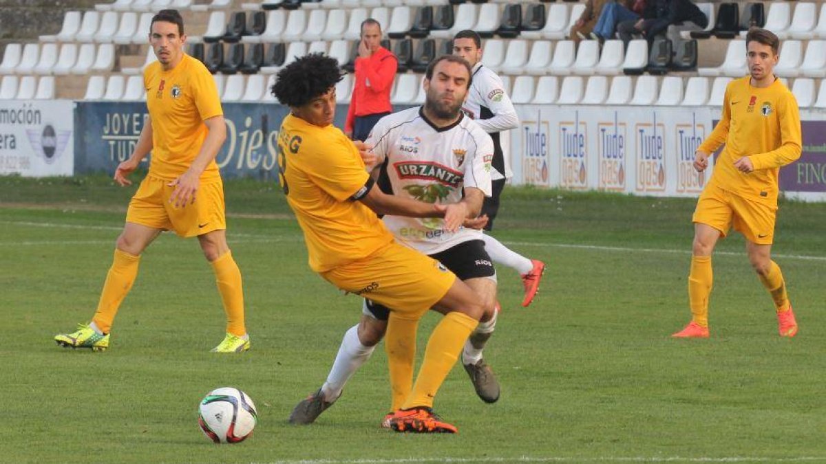 IvánZarandona comete falta sobre un jugador del Tudelano.-NOTICIAS DE NAVARRA