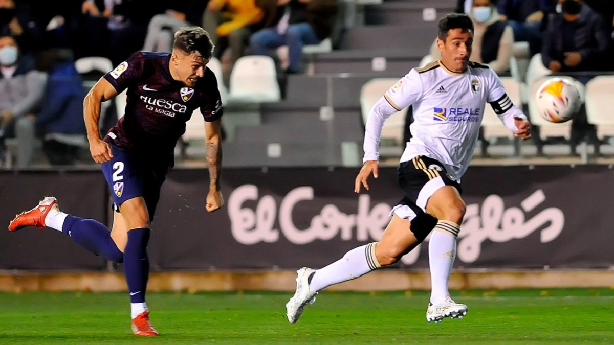 Berjón persigue la pelota. TOMÁS ALONSO