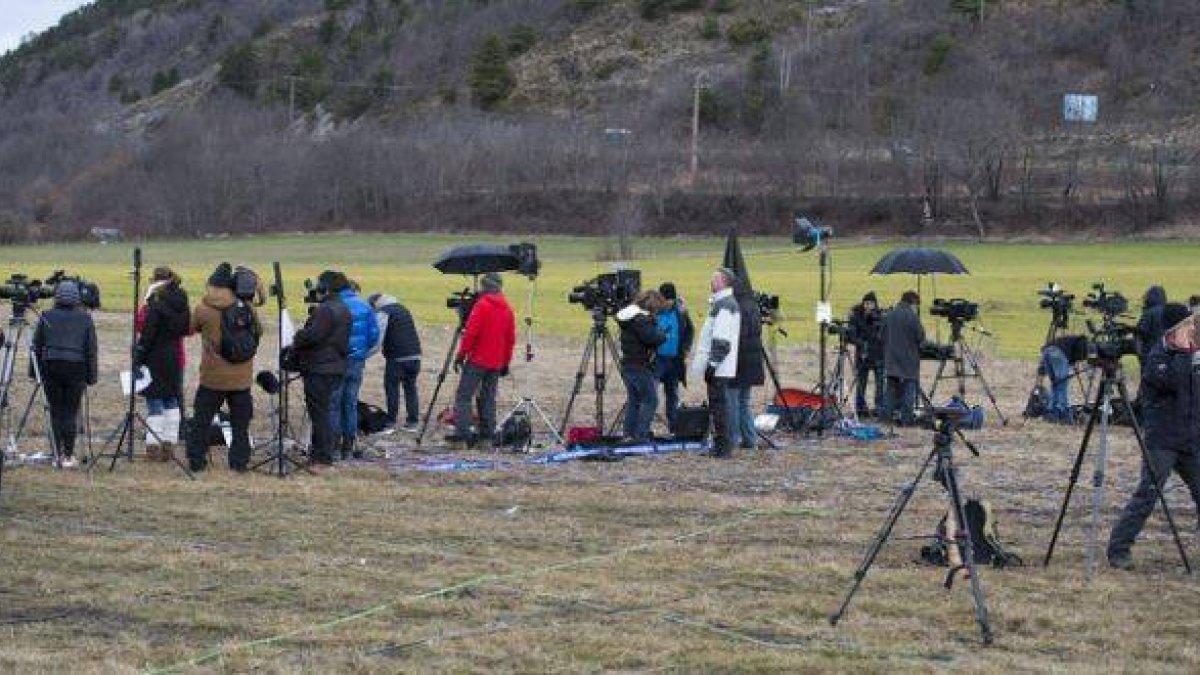 Despliegue periodístico en la localidad de Seyne-les Alpes.-Foto: FERRAN SENDRA