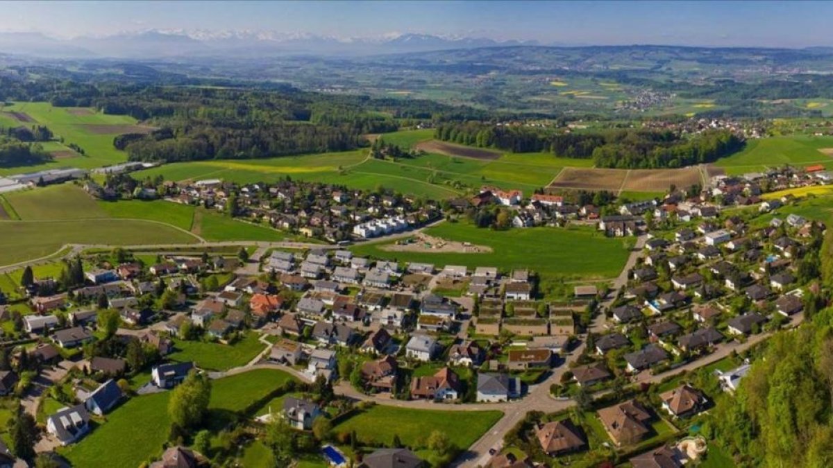 Vista parcial del pueblo suizo de Oberwill-Liel.-