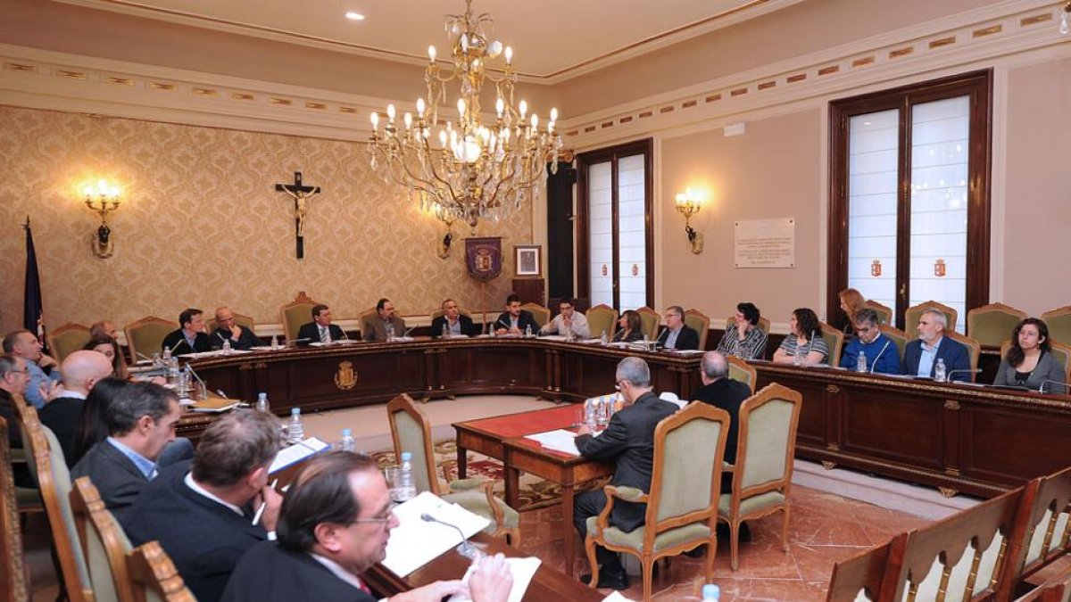 Los diputados provinciales durante el Pleno de ayer.-ISRAEL L. MURILLO