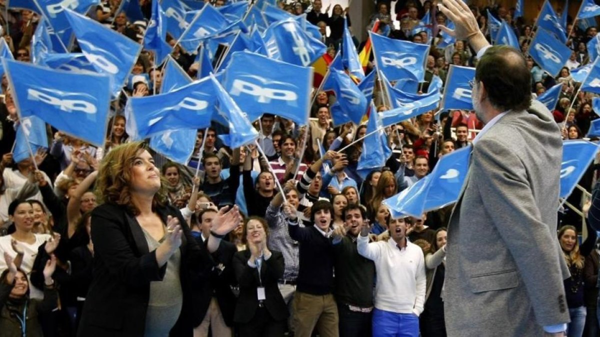 Mariano Rajoy, de espaldas, y Soraya Sáenz de Santamaría, en un mitin que dieron el 5 de noviembre del 2011 para las generales que el PP ganó con mayoría absoluta.-/ ARCHIVO / JUAN MANUEL PRATS