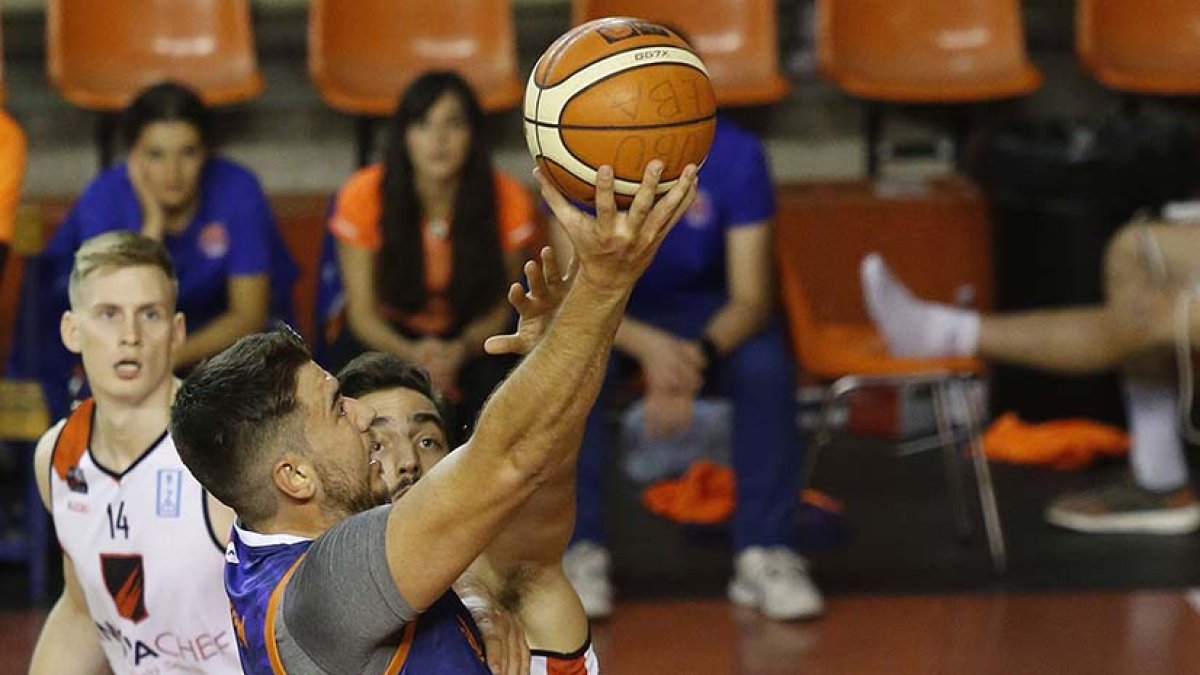 Pablo Román fuerza la acción ofensiva. SANTI OTERO
