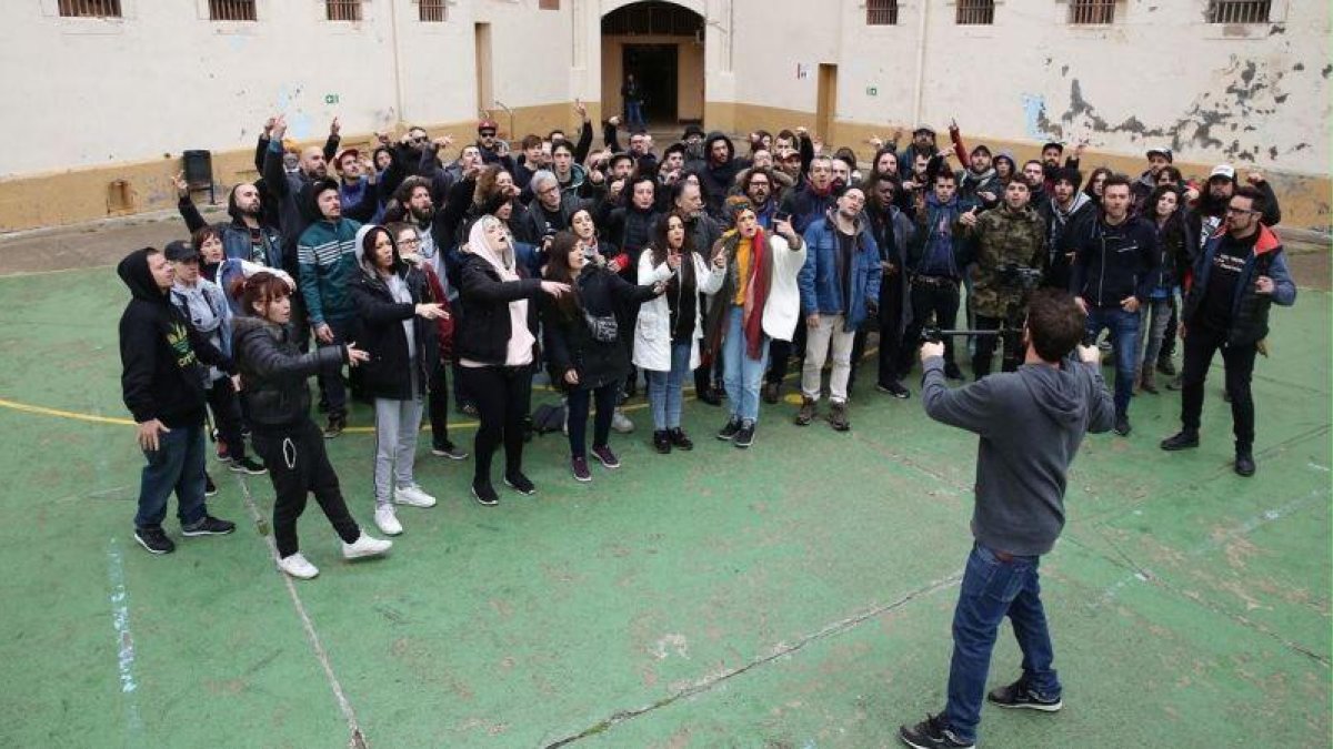 Fotografía de familia de los raperos que han participado en un videoclip autoinculpatorio rodado en la Modelo.-ELISENDA PONS