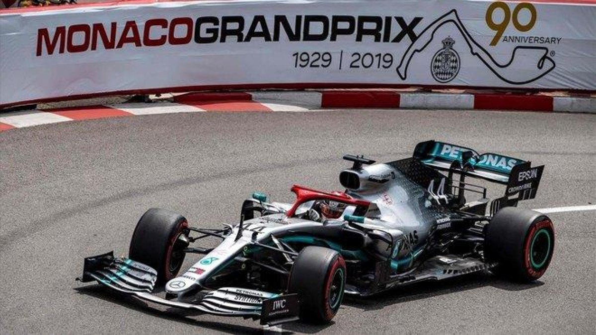 Lewis Hamilton (Mercedes) consiguió  llevarse la pole, la número 85 de su carrera, en el GP de Mónaco de F1.-ANDREJ ISAKOVIC / AFP