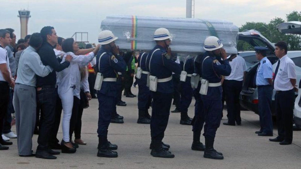 Entierro de la tripulación del avión siniestrado.-EFE / STR