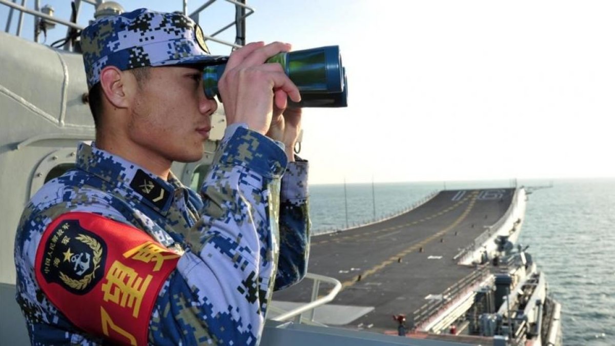 Un marine del Ejército popular de Liberación chino en un portaviones chino.-XINHUA