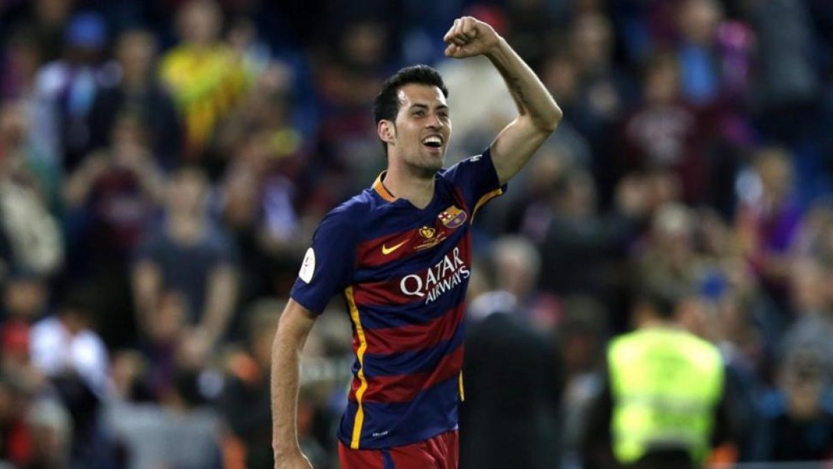 Sergio Busquets, durante la final de Copa del pasado domingo ante el Sevilla-EFE / JUAN CARLOS HIDALGO