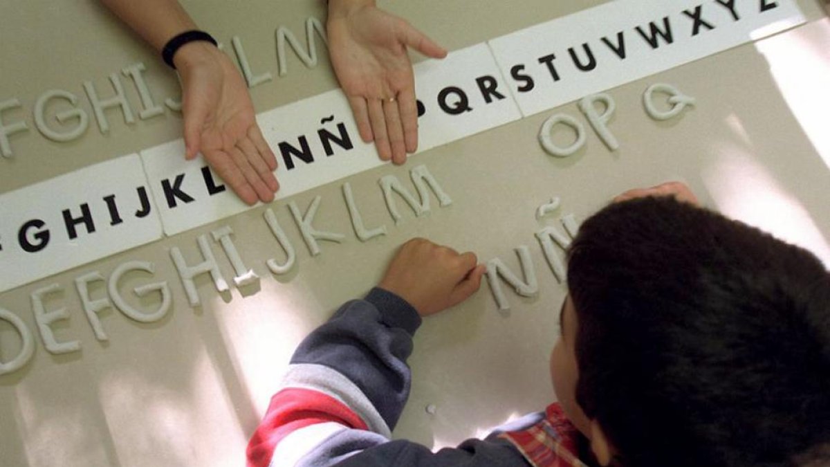 Un alumno disléxico forma letras con plastilina.-Bernabé Cordón