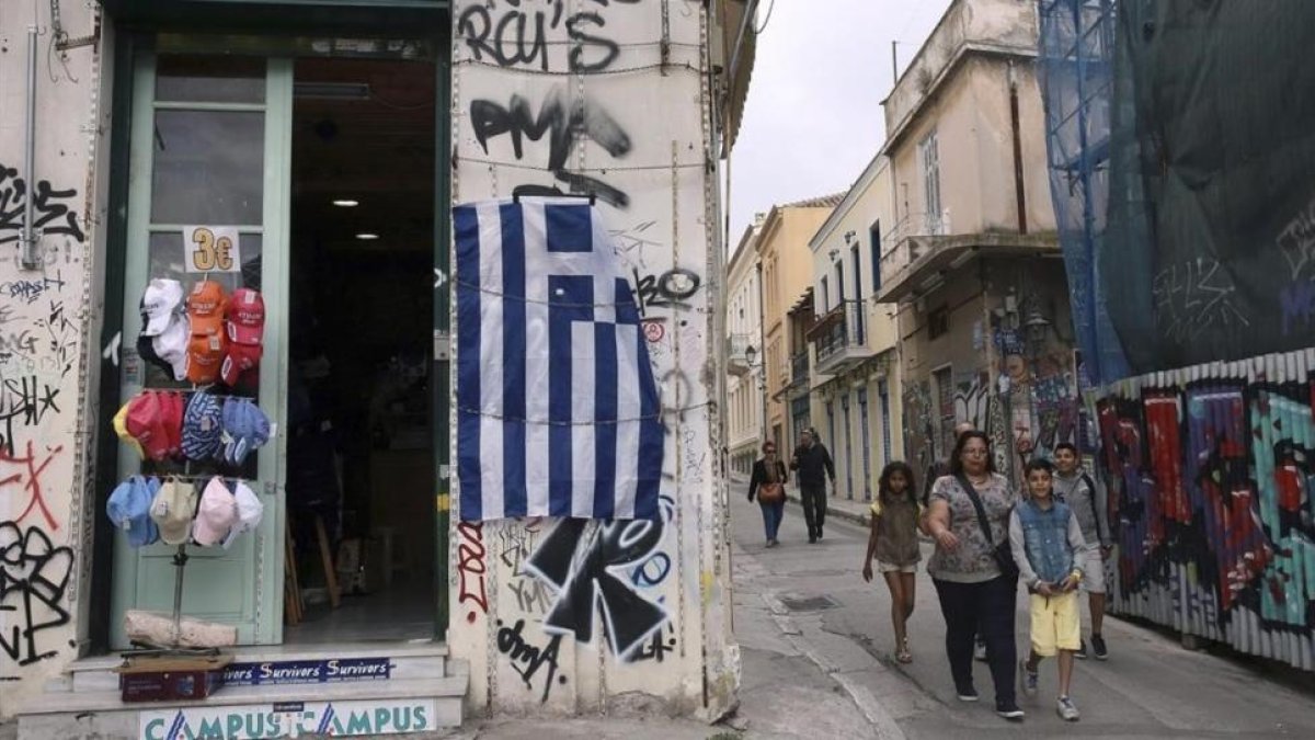 Exterior de una tienda en el barrio de Plaka, en el centro de Atenas, el 3 de mayo.-EFE / SIMELA PANTZARTZI
