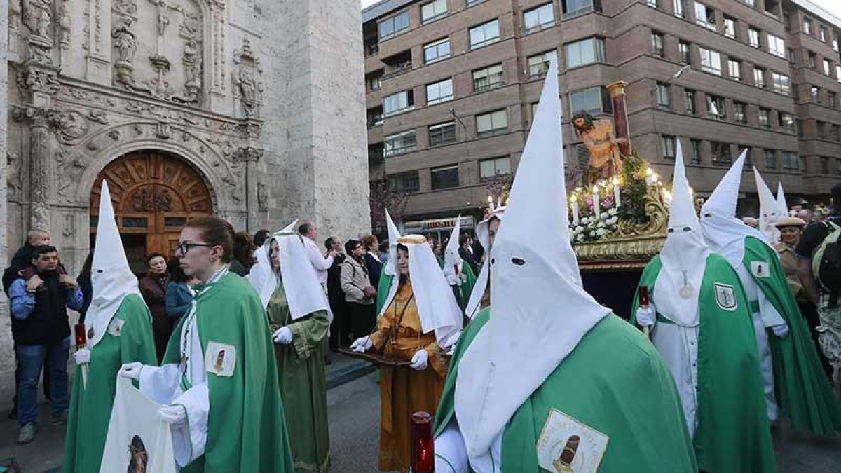 El paso de Jesús Atado a la Columna pasa frente a la portada de San Cosme y San Damián.-RAÚL G. OCHOA