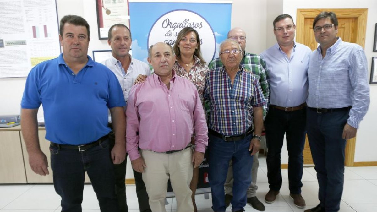 Milagros Marcos en Asamblea General en Villalpando junto con varios representantes del sector agrícola.-J. L. Leal / ICAL