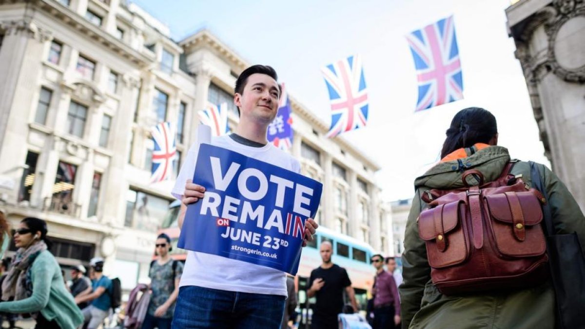 Un joven hace campaña por la permanencia.-LEON NEAL / AFP