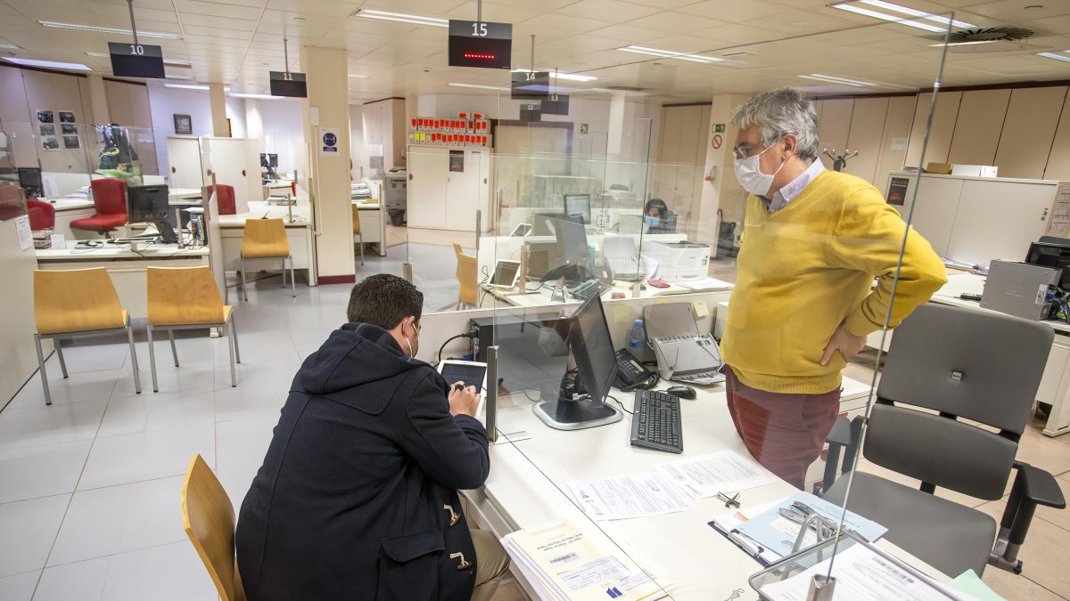 Un ciudadano utiliza las nuevas tabletas para firmar de manera electrónica una gestión. SANTI OTERO