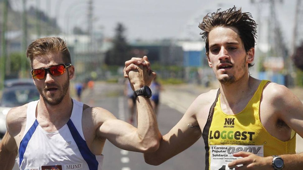 Javier Abad y Rubén Castrillo atravesaron la línea de meta de la mano-Santi Otero
