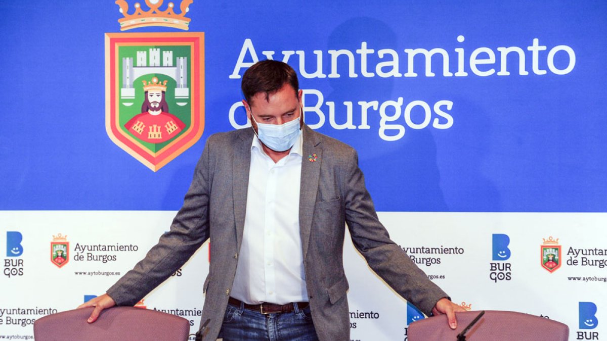 El alcalde, Daniel de la Rosa, ayer, en el momento de iniciar su comparecencia de prensa sobre asuntos económicos. ISRAEL L. MURILLO