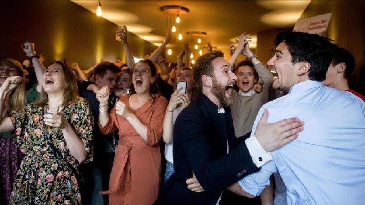 Laboristas del PvdA de Frans Timmermans celebran los resultados de los sondeos el pasado jueves en La Haya (Países Bajos).-KOEN VAN WEEL (AFP)
